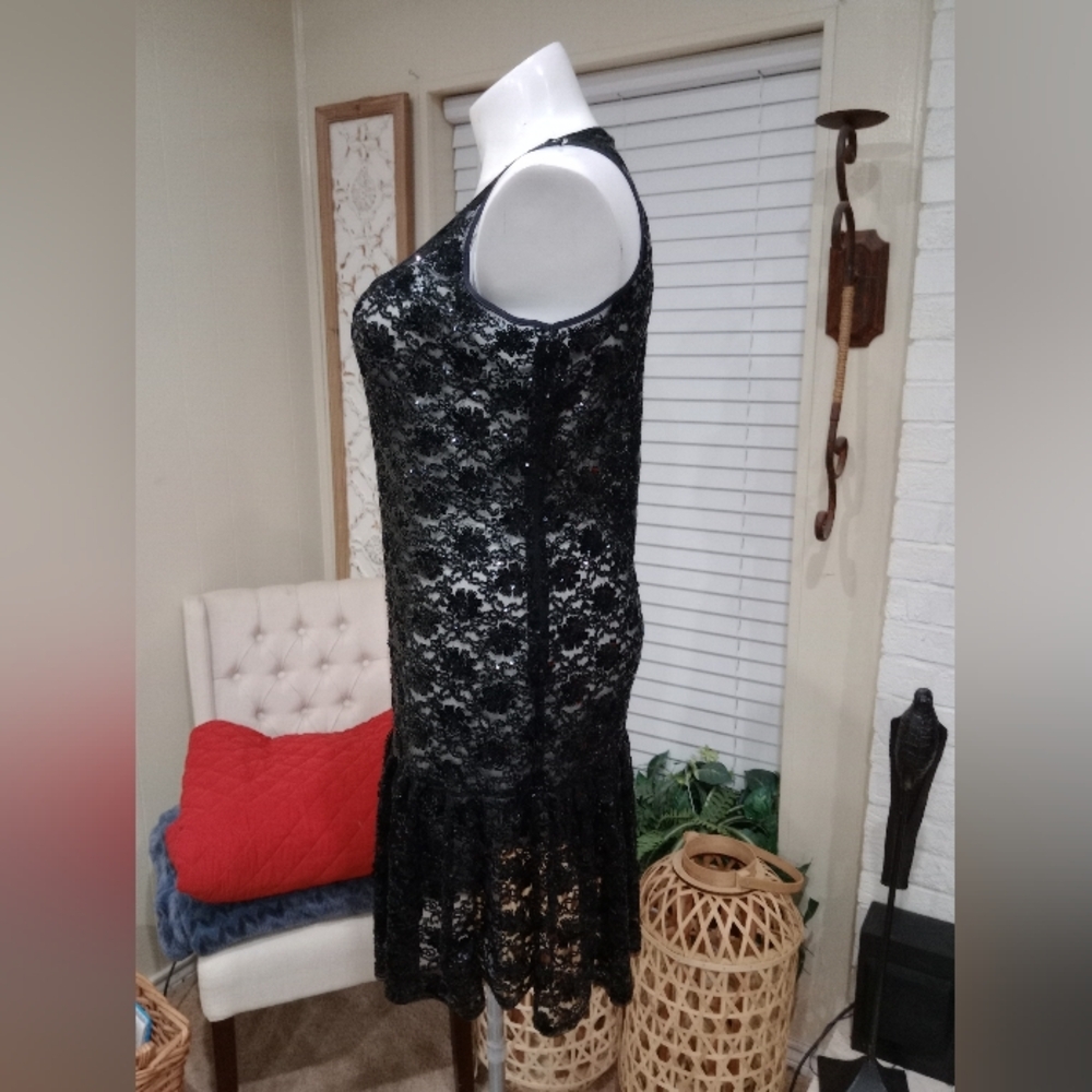 Elegant Black Lace Dress - Picture 3 of 8